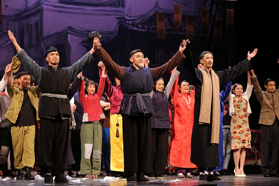 中学生演绎青春版《茶馆》 致敬经典传承文化 中学生演绎青春版《茶馆》 致敬经典传承文化