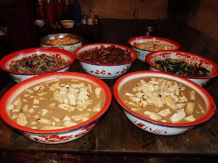 东北菜份量那么大,他们怎么赚钱?.