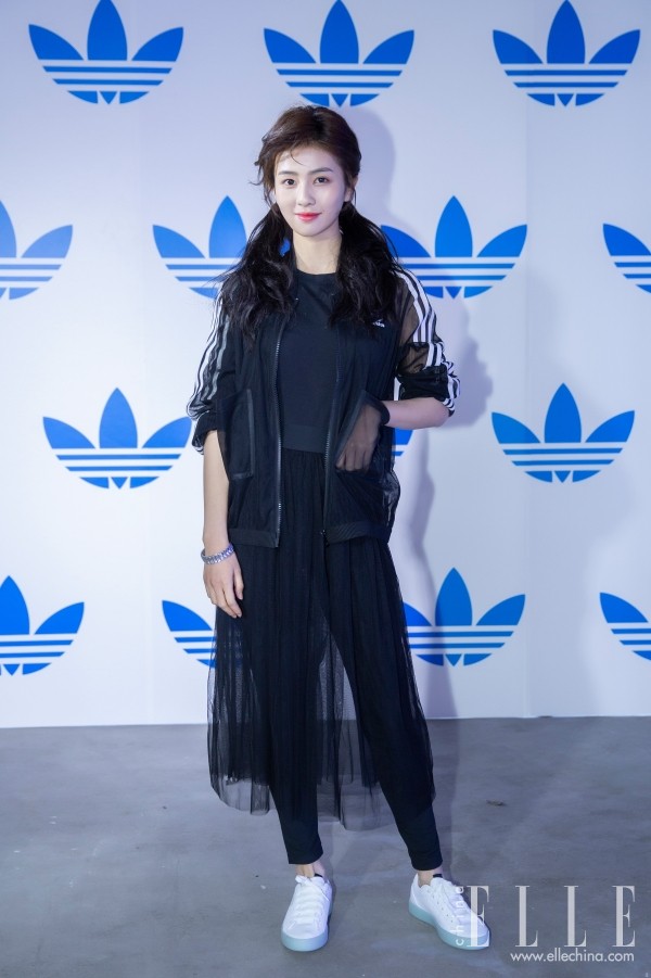 减龄到18岁靠什么?杨幂同款运动风单品!